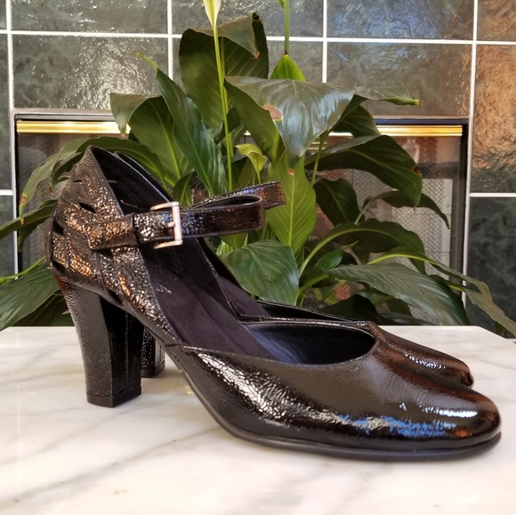 aerosoles black patent pumps